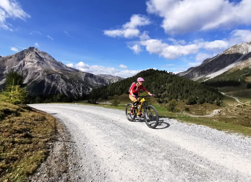 Engadin nabízí projížďky po šotolinových cestách i náročnější technické sjezdy.