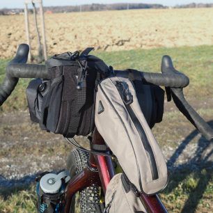 Na řídítkách Salsa Woodchipper je dostatek místa na různé úchopy is umístěním bikepackingových brašen.