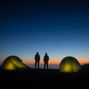 Před nákupem stanu bych si měl ujasnit, na jaké aktivity stan potřebuji, pro kolik osob má stan být a v jakých klimatických podmínkách budu stan převážně používat.