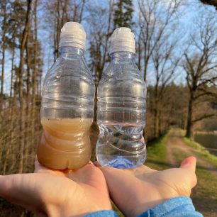 Porovnání vody z kaluže a vody přefiltrované lahví LifeSaver Liberty.