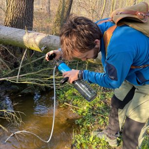 Kalhoty Direct Alpine Fraser při filtrování vody v divočině.