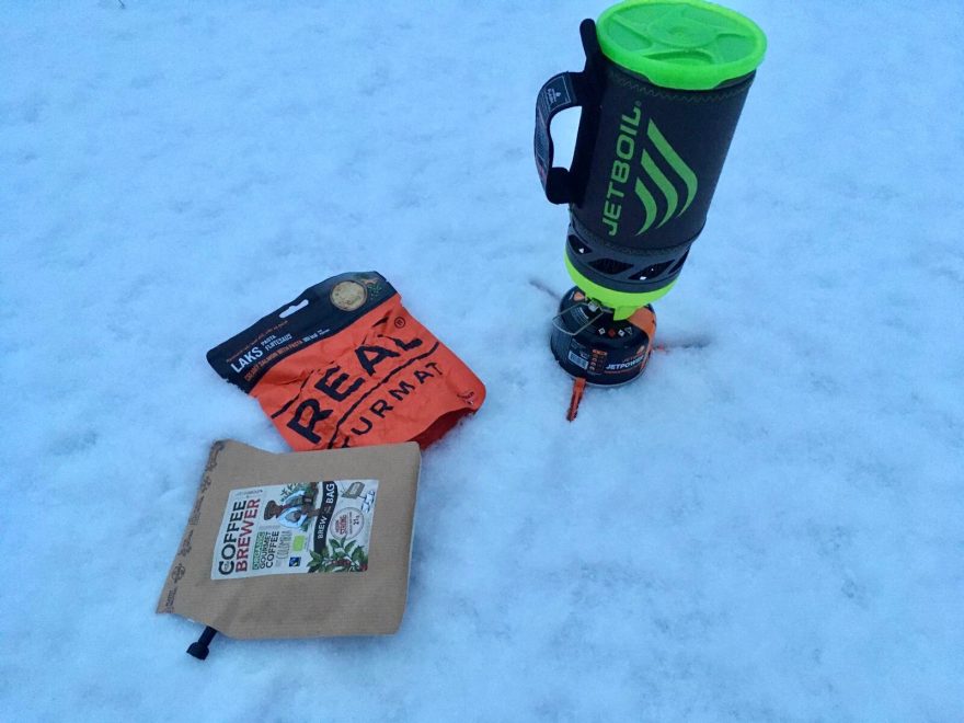 Jídlo a pití sbalené na cesty s vařičem Jetboil Flash.