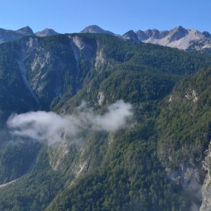 Výhledy do údolí jezera Bohinj při výstupu k Črnému jezeru, Julské Alpy