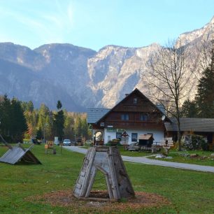 Osada Ukanc s pár penziony a restauracemi, západní cíp jezera Bohinj, Julské Alpy