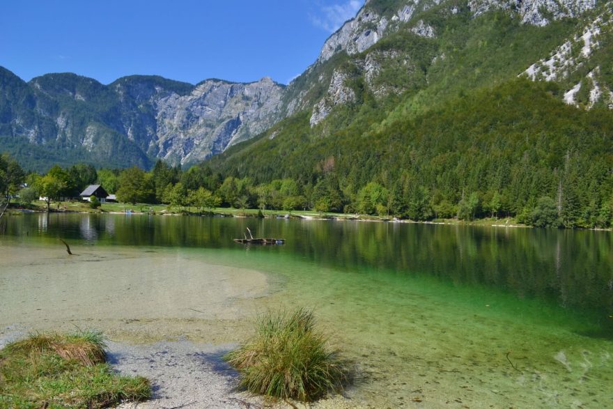 Jezero Bohinj je největším jezerem Slovinska a leží v srdci Julských Alp.