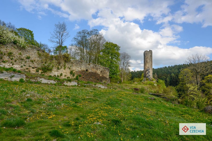 Zřícenina hradu Neuberg v Podhradí.