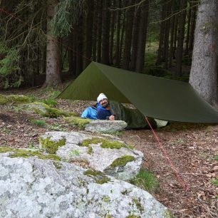 Dost místa nejenom pro jednoho nocležníka - WARMPEACE SHELTER TARP