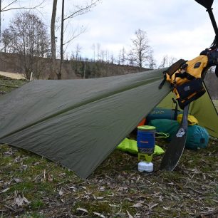 Fixace až k zemi pomocí ok po celém obvodu plachty WARMPEACE SHELTER TARP