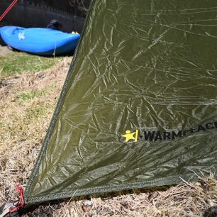 Jediným výrazným prvkem na WARMPEACE SHELTER TARP je logo