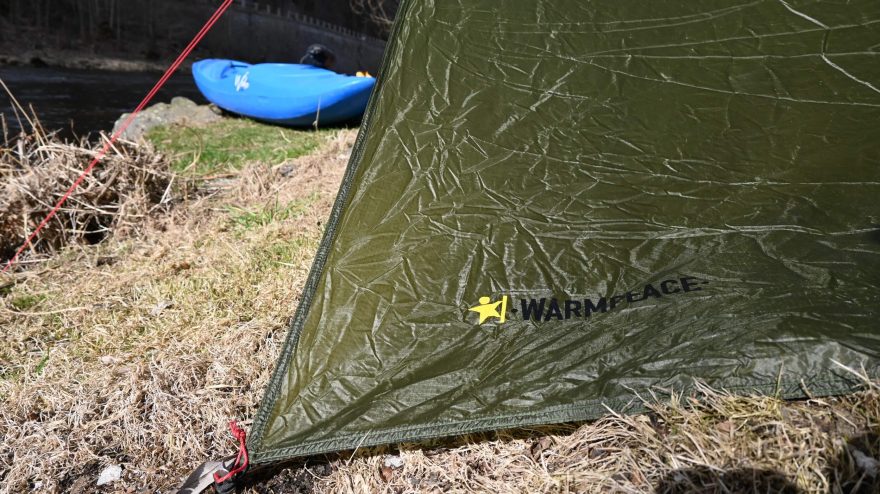 Jediným výrazným prvkem na WARMPEACE SHELTER TARP je logo