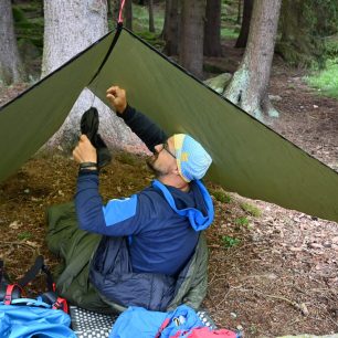 Možnost zavěšování věcí pod středový popruh s oky - WARMPEACE SHELTER TARP