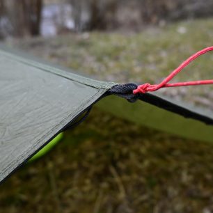 Natažení přes středové oko a popruh s oky - WARMPEACE SHELTER TARP