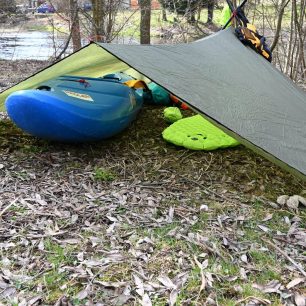 Spaní při dvoudenním splutí Jizery - podpěra opět z pádla - WARMPEACE SHELTER TARP