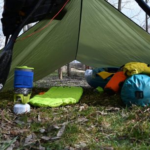 V tomto případě přiléhá TARP až k zemi a z těchto stran nefouká - WARMPEACE SHELTER TARP