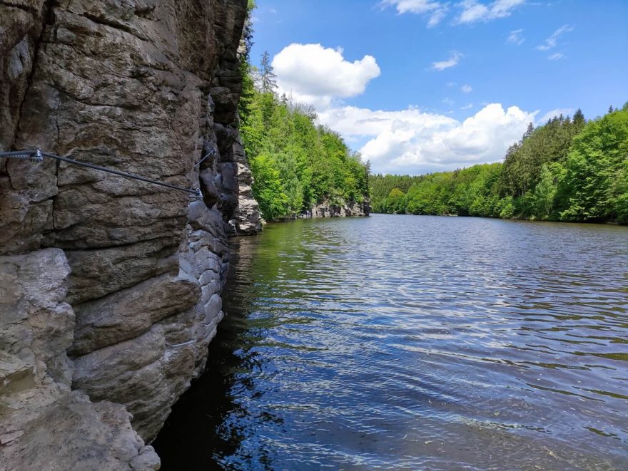 Ferata u Hluboké nad Vltavou vede celou dobu nad hladinou řeky.