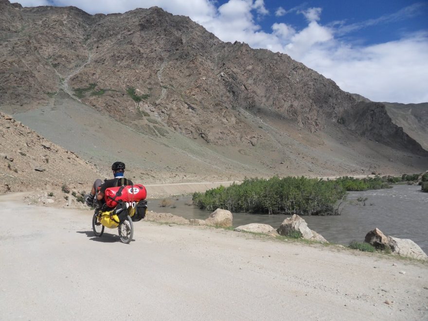 Silnice táhnoucí se údolím řeky Suru byla někdy slušná a někdy ne, Ladakh, Indie