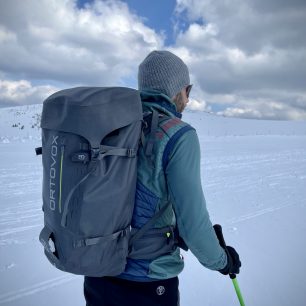 Boční kompresní porpuhy batohu ORTOVOX Peak 40 Dry pojmou s přehledem i karimatku.