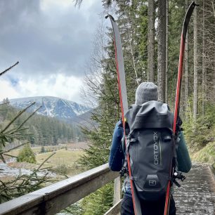 Komfortní zádový systém batohu ORTOVOX Peak 40 Dry umožní nosit i zátěž kolem 15 kg.