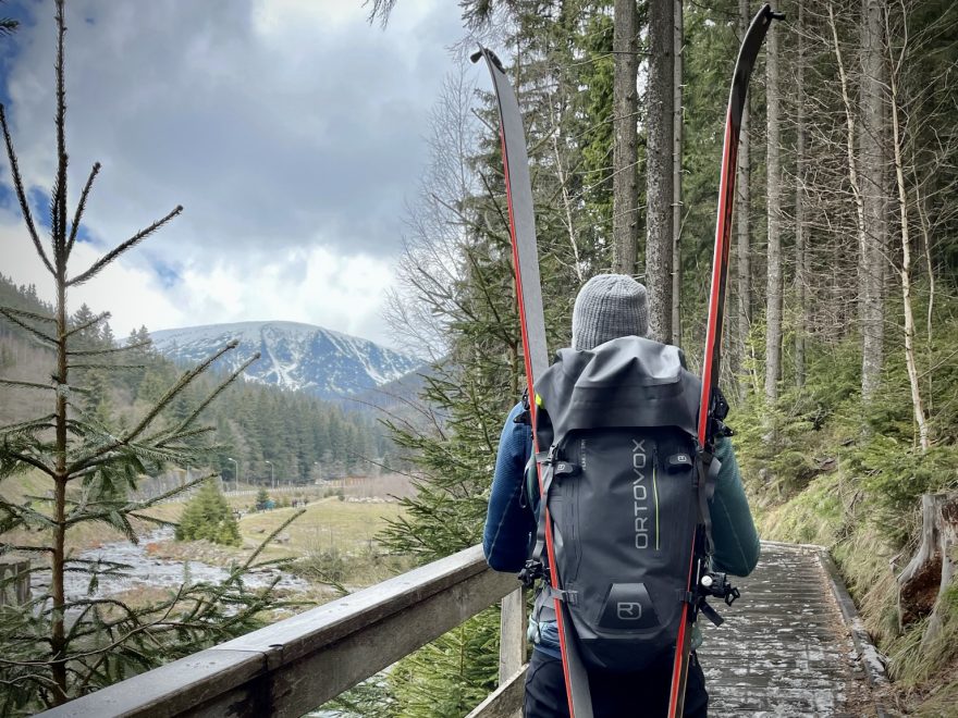 Komfortní zádový systém batohu ORTOVOX Peak 40 Dry umožní nosit i zátěž kolem 15 kg.