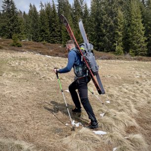 Upnutí lyží po stranách na batoh ORTOVOX Peak 40 Dry.