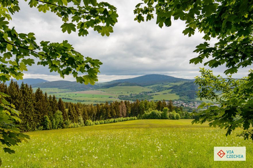 Pohled na Jeřáb, jedinou tisícovku a nejvyšší horu Hanušovické vrchoviny