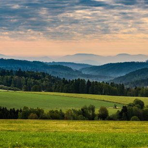 Pohled od Podlesí, v dálce se rýsují Moravskoslezské Beskydy