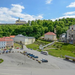 Náměstí a zámek ve Fulneku