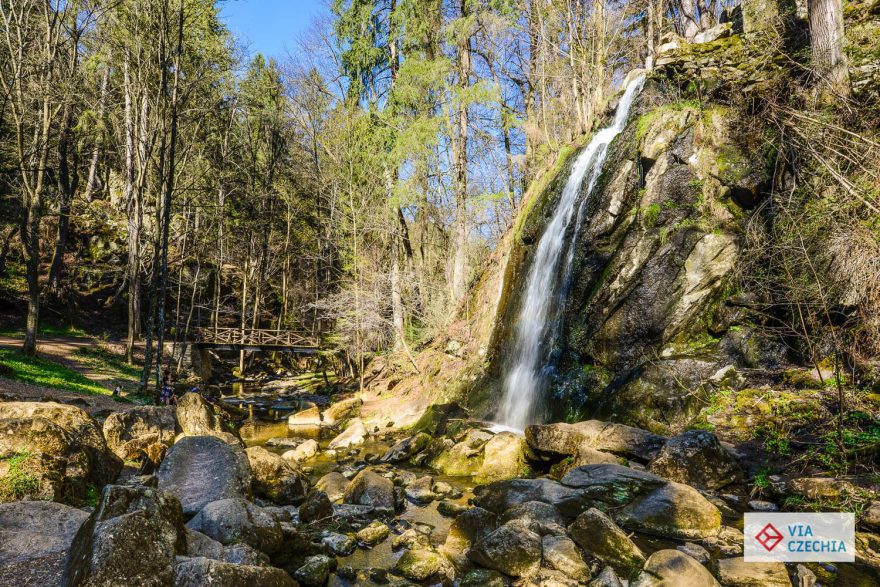 Umělý Stropnický vodopád je hlavní atrakcí Terčina údolí