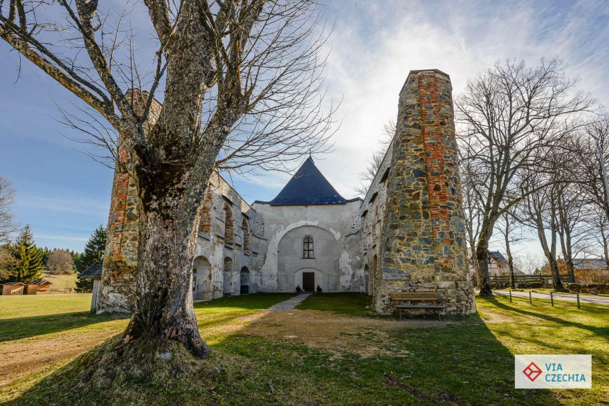 Zřícený a obnovený kostel Panny Marie Dobré rady v Pohoří na Šumavě