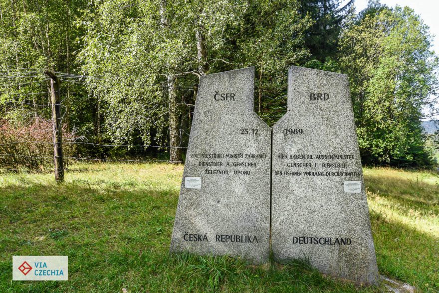 Památník přestřižení železné opony nedaleko Rozvadova