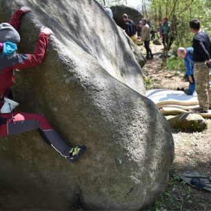 Odolnost i elasticita kalhot Gale 3.0 Lady Pants na jedničku i při boulderingu