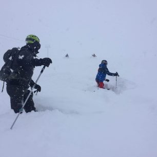 Sjezdovka v Sheregeshi, když napadne sníh. Sibiř, Rusko.