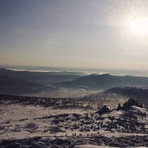 Pohled na městečko Sheregesh zahalené smogem. Sibiř, Rusko.