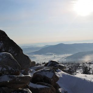 Pohled na městečko Sheregesh zahalené smogem. Sibiř, Rusko.