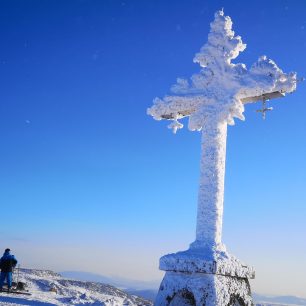 Kříž Kurgan (1 559 m), nejvyšší bod v oblasti. Skialp a freeride v Sheregeshi, Sibiř, Rusko.