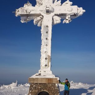 Kříž Kurgan (1 559 m), nejvyšší bod v oblasti. Skialp a freeride v Sheregeshi, Sibiř, Rusko.