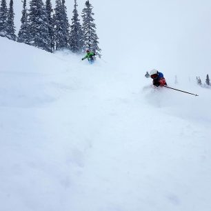 Děti v prašanu. Skialp a freeride v Sheregeshi, Sibiř, Rusko.