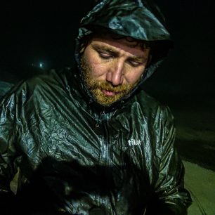 Výjezdy se často táhly do mrazivé noci, Pavel Paloncý při dobročinném projektu Korona Himálaje 2021.
