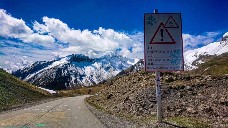 Silnice na Col du Vars se v noci neudržuje. Korona Himálaje 2021.