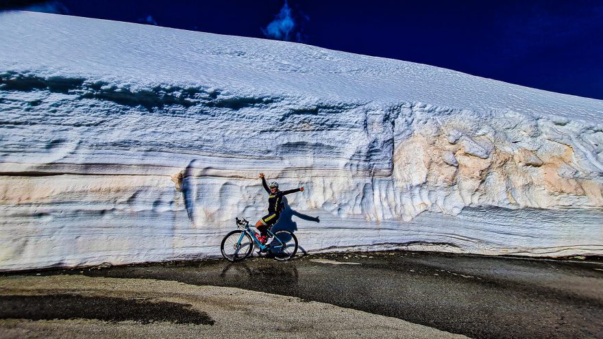 Na Col du Galibier byl sníh i na začátku června, Markéta Peggy Marvanová při dobročinném projektu Korona Himálaje 2021.