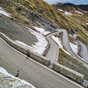 Ikonických 48 serpentin na Passo dello Stelvio, Alpy, Itálie.