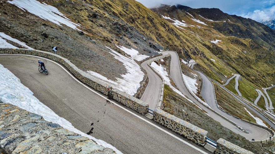 Ikonických 48 serpentin na Passo dello Stelvio, Alpy, Itálie.