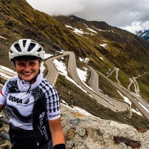 Ikonických 48 serpentin na Passo dello Stelvio, Alpy, Itálie. Markéta Peggy Marvanová při dobročinném projektu Korona Himálaje 2021.