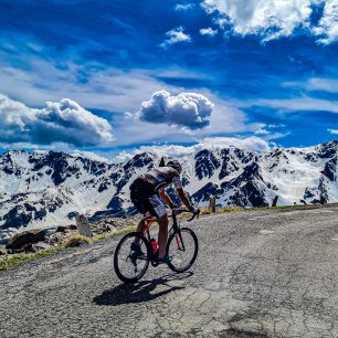 Passo di Gavia nabídlo úzkou rozbitou horskou silničku, Alpy, Itálie.