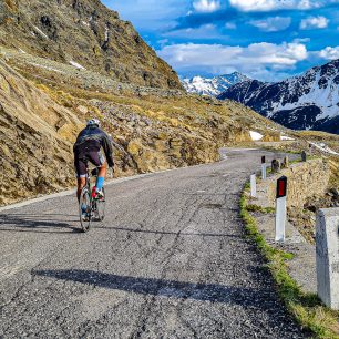 Passo di Gavia nabídlo úzkou rozbitou horskou silničku, Alpy, Itálie.