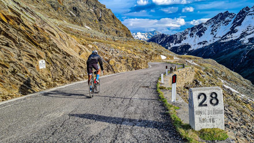 Passo di Gavia nabídlo úzkou rozbitou horskou silničku, Alpy, Itálie.