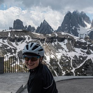 Poslední Everesting na Tre Cime di Lavaredo už hodně bolel, únava se hromadila. Markéta Peggy Marvanová při dobročinném projektu Korona Himálaje 2021.