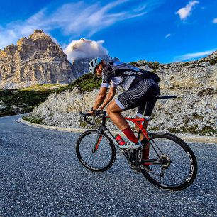 Poslední Everesting na Tre Cime di Lavaredo už hodně bolel, únava se hromadila. Pavel Paloncý při dobročinném projektu Korona Himálaje 2021.