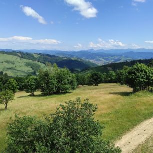 Panorama hřebene Malé Fatry z rozhledny na Marťáckom vrchu, Javorníky, Kysuce, Slovensko.