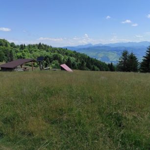 Pohled z Vojtovského sedla s výhledem na vrcholy Malé Fatry, Javorníky, Kysuce, Slovensko.